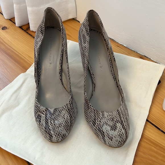 Banana Republic snake print heel. Size 9M - Picture 3 of 8